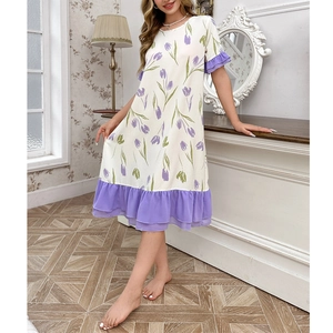 Robe de nuit élégante blanche à fleurs avec tulipes violettes et bordure à volants