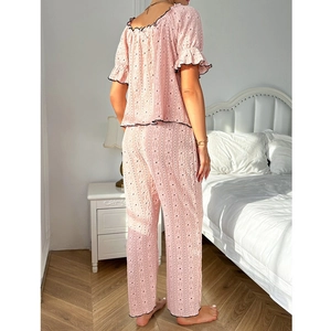 Set pigiama rosa con ricami floreali, pizzo nero e maniche corte per donna