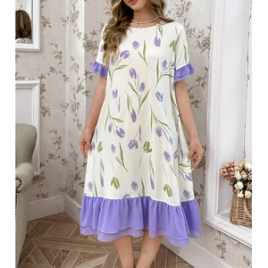 Détail de la robe à imprimé tulipes avec volants violets et texture de tissu léger