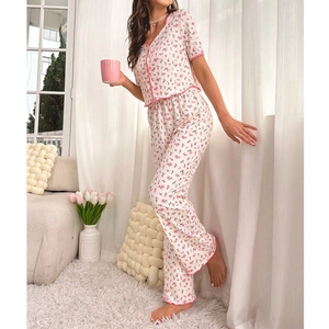 Détail d'un pyjama fleuri pour femme avec texture côtelée et liseré rose élégant