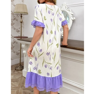Vue arrière d'une chemise de nuit blanche à manches courtes avec imprimés tulipes