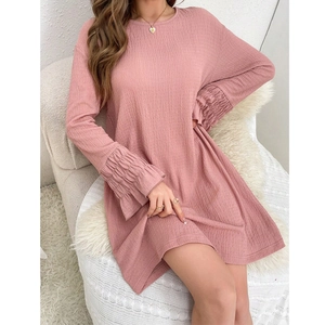 Robe d'intérieur rose à col rond avec texture plissée et poignets à volants