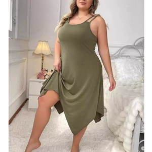 Plus Size olivgrünes Unterkleid mit unregelmäßigem Saum in gemütlicher Schlafzimmerumgebung