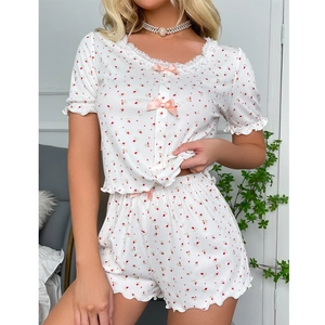 Damen Schlafanzug-Set mit Blumenmuster, Spitze und Schleife im gemütlichen Heim