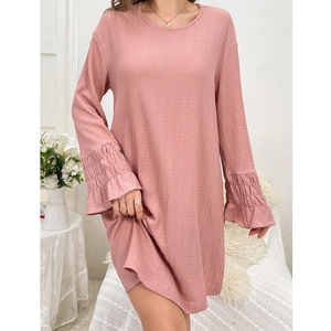 Robe d'intérieur rose à col rond avec manches cloche et texture plissée