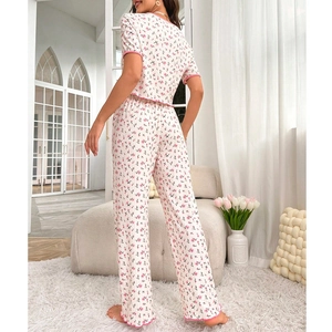 Pyjama deux pièces pour femme à motif floral avec haut à manches courtes et bord ondulé