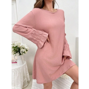 Robe de nuit rose à col rond avec poignets volantés et tissu texturé pour femme