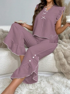 Detail von V-Ausschnitt ärmelloses Homewear-Set mit Rüschen und Zierknöpfen in Flieder