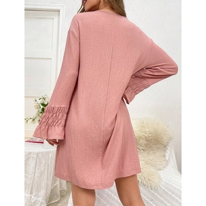 Nuisette élégante rose clair à manches longues avec poignets à volants et tissu texturé