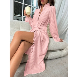 Rosa Lounge-Bademantel mit Rüschenkante, Rippenstrick-Struktur und Taillengürtel