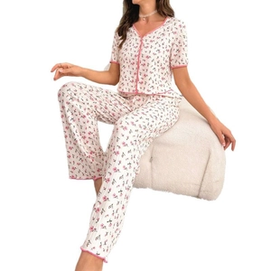 Ensemble pyjama fleuri pour femme avec haut à manches courtes col V et pantalon long