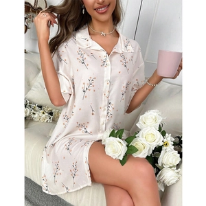 Camicia da notte a maniche corte con stampa floreale e bottoni in tessuto crema