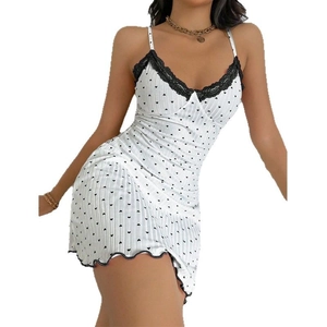 Nuisette sexy imprimé cœur avec col en V, dentelle et coupe ajustée à la taille