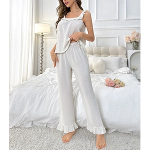 Ensemble de pyjama blanc élégant deux pièces avec col carré et bordures à volants