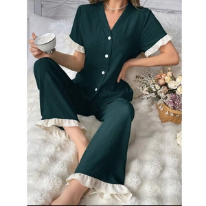 Ensemble de pyjama vert foncé pour femme avec col en V, texture plissée et volants