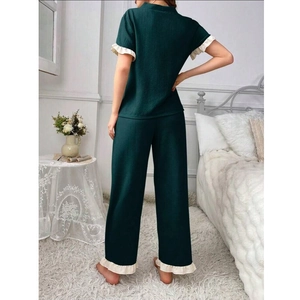 Ensemble pyjama vert foncé à manches courtes avec bordures à volants dans une chambre