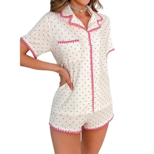 Pyjama court pour femmes à imprimé cœur avec bordures en dentelle rose et blanc