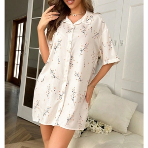Dettaglio della camicia da notte a fiori con chiusura a bottoni e colletto morbido