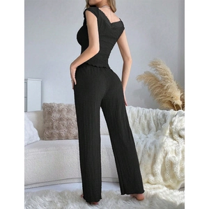Completo relax nero con scollo a V in pizzo e pantaloni con trama plissettata