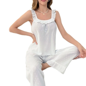 Ensemble pyjama deux pièces bleu clair avec haut à volants et pantalon fluide
