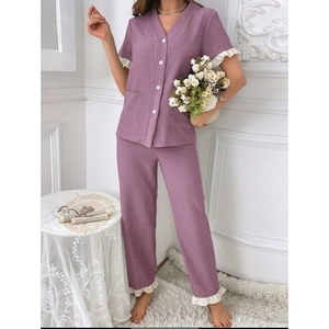 Détail de l'ensemble pyjama mauve à col en V avec texture gaufrée et bords à volants