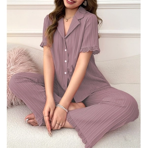 Ensemble pyjama dentelle pour femme avec haut à manches courtes et pantalon assorti rose