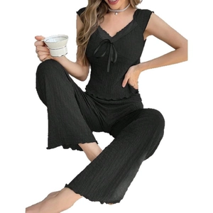Set pigiama nero due pezzi con top senza maniche scollo a V e pantaloni a gamba larga