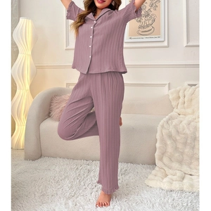 Pyjama plissé à bordure en dentelle avec haut à manches courtes et pantalon long mauve