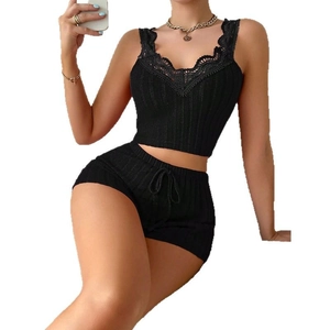 Set pigiama nero a costine da donna con canotta in pizzo e pantaloncini con coulisse