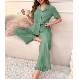 Détail d'un pyjama vert avec texture côtelée et dentelle ajourée délicate aux bords
