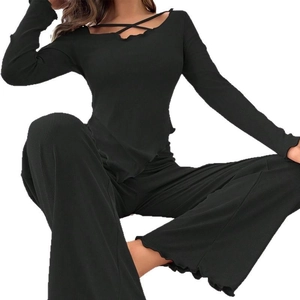 Set pigiama nero da donna in maglia a coste con scollo intrecciato e volant
