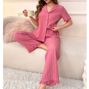 Ensemble pyjama rose pour femme avec dentelle, texture gaufrée, chemise et pantalon