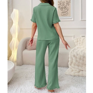 Ensemble pyjama vert sauge avec haut à manches courtes et bordures en dentelle ajourée