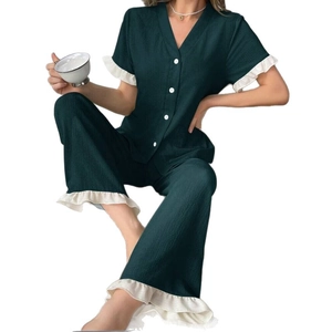 Pyjama femme vert foncé à col en V avec manches courtes, volants et tissu gaufré