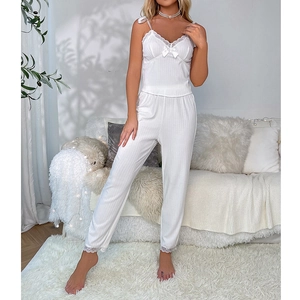 Weißes zweiteiliges Rippstrick-Pyjama-Set mit zarter Spitze und süßen Schleifen