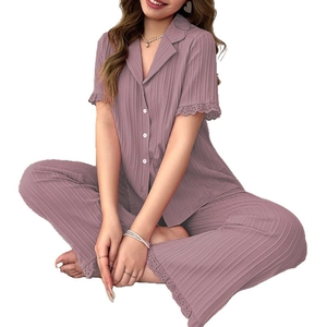 Ensemble pyjama mauve à manches courtes avec texture côtelée et bordure en dentelle
