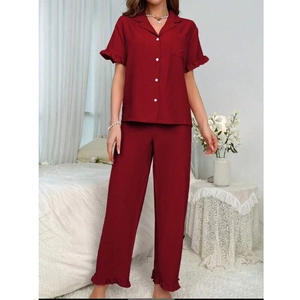 Détail d'un pyjama bordeaux à manches courtes avec poignets à volants et col à revers