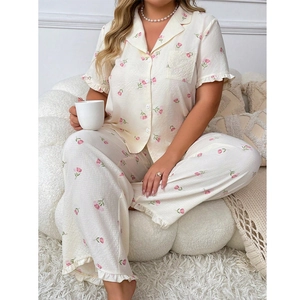 Détail d'un pyjama fleuri avec imprimé tulipe et ourlets à volants sur canapé