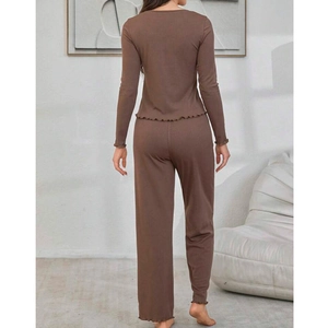 Ensemble de pyjama côtelé marron pour femmes avec manches longues et bords ondulés
