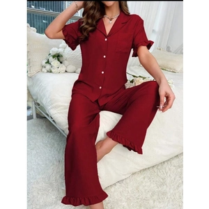 Détail de l'ensemble de pyjama bordeaux avec chemise à boutons, col et ourlet volanté
