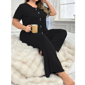 Détail de pyjama noir grande taille avec haut à manches courtes boutonné et pantalon large