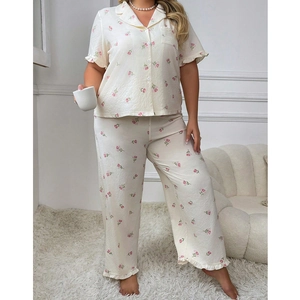 Détail de l'ensemble de pyjama à fleurs douces avec haut court et pantalon à volants