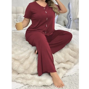Détail d'un ensemble pyjama bordeaux à manches courtes en tissu doux de homewear élégant