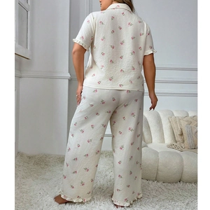 Ensemble de pyjama pour femme à fleurs avec haut à manches courtes et pantalon crème