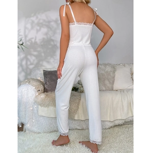 Weißes geripptes Pyjama-Set mit Spitzenbesatz am V-Ausschnitt und Schleifendetails am Rücken