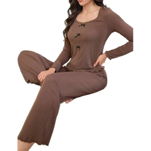 Ensemble de pyjama marron deux pièces pour femme avec nœuds et bordures volantées