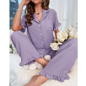 Détail de la texture gaufre lilas et des bords à volants sur ce pyjama pour femme