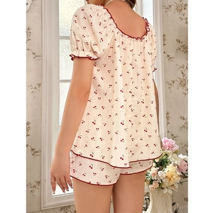 Ensemble pyjama femme à imprimé cerise avec haut à manches bouffantes et short crème
