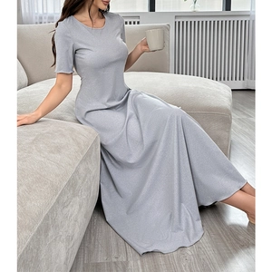 Détail de la robe longue grise en tricot à manches courtes avec dos nu à nouer
