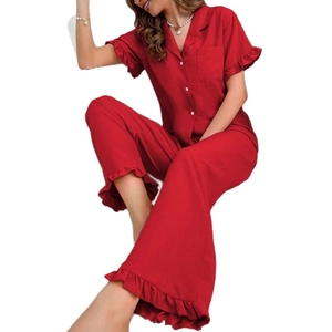 Ensemble pyjama rouge femme avec col à revers manches courtes et finitions volantées
